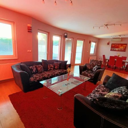 Villa 2 Etagen Mit Grossen Garten Modrica Екстериор снимка