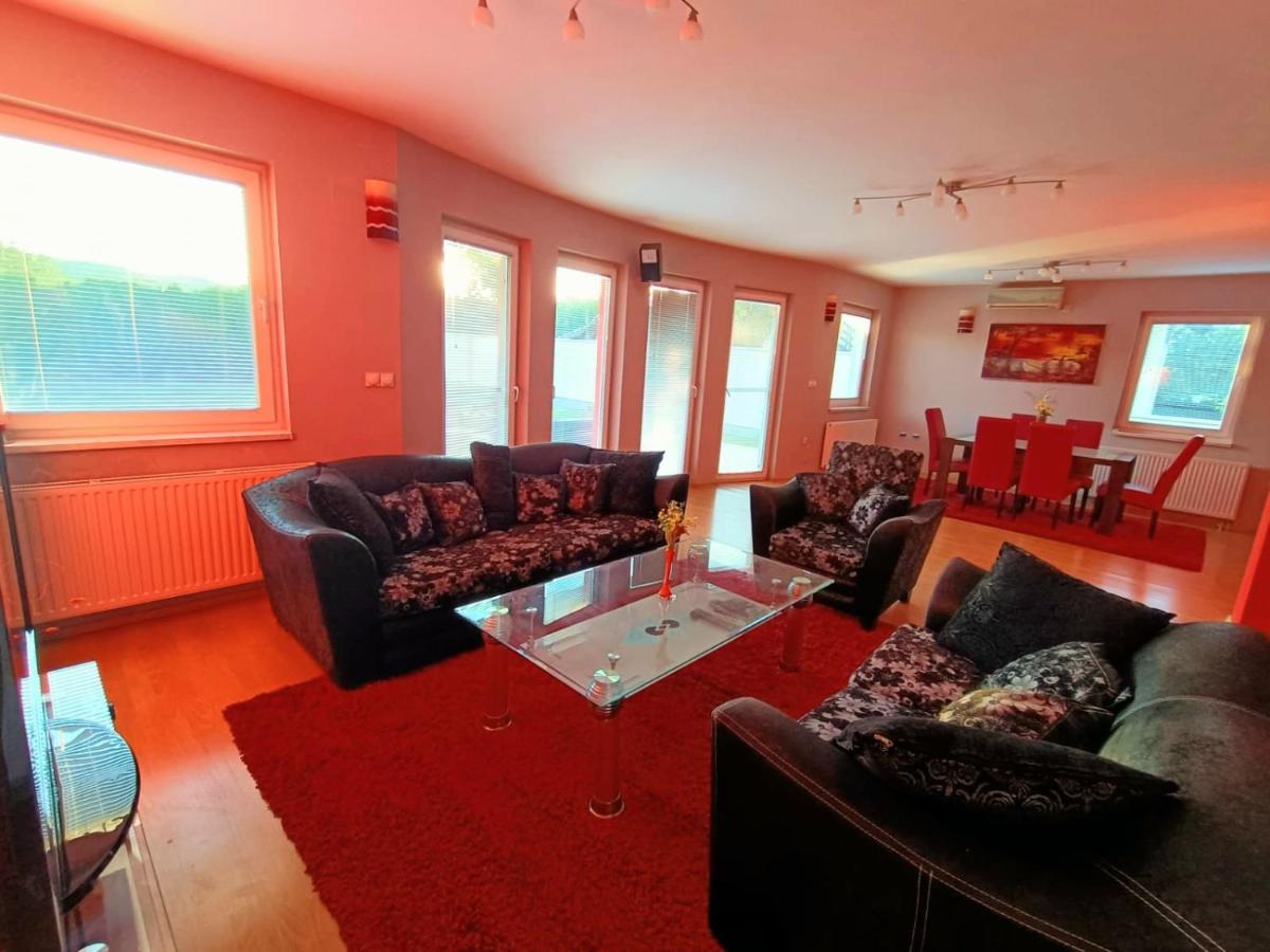 Villa 2 Etagen Mit Grossen Garten Modrica Екстериор снимка
