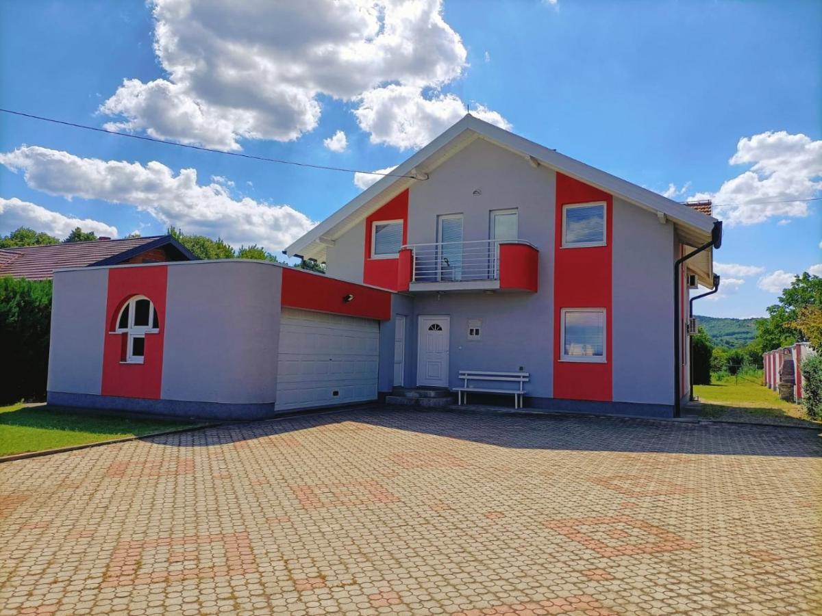 Villa 2 Etagen Mit Grossen Garten Modrica Екстериор снимка