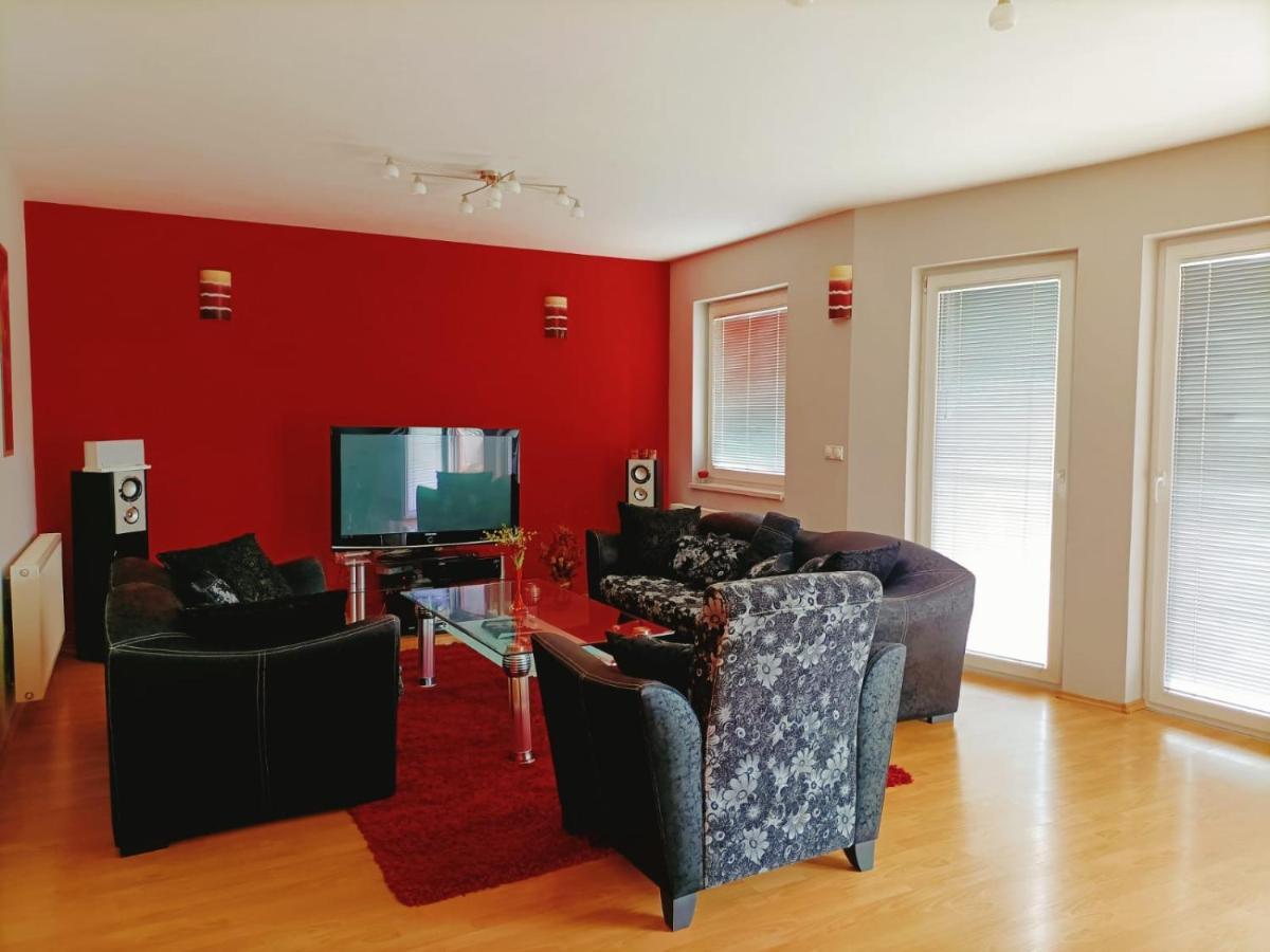 Villa 2 Etagen Mit Grossen Garten Modrica Екстериор снимка