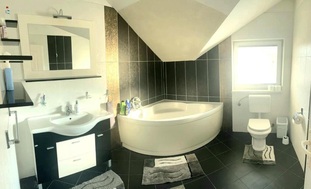 Villa 2 Etagen Mit Grossen Garten Modrica Екстериор снимка